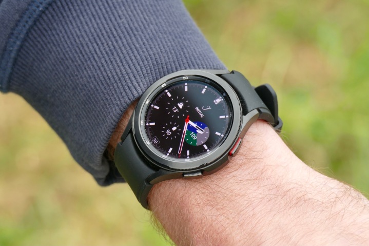 Samsung Galaxy Watch 6 Classic dolazi ovog leta, predstavljajući godišnje osveženje Samsung linije pametnih satova.  Predstojeći pametni sat nije naslednik prošlogodišnjeg Galaxy Watch 5 Pro , umesto toga, to je nastavak Galaxy watch 4 Classic iz 2021.godine, koji je bio najnoviji Samsung pametni sat sa rotirajućim hardverskim okvirom.
U međuvremenu, Apple-ov robusni i super-premium Apple Watch Ultra uparuje izuzetan dizajn od titanijuma i safira sa nekim niche i ekskluzivnim funkcijama koje se ne mogu naći na većini nosivih uređaja. On je takođe među najskupljim pametnim satovima koje biste mogli da nabavite.
